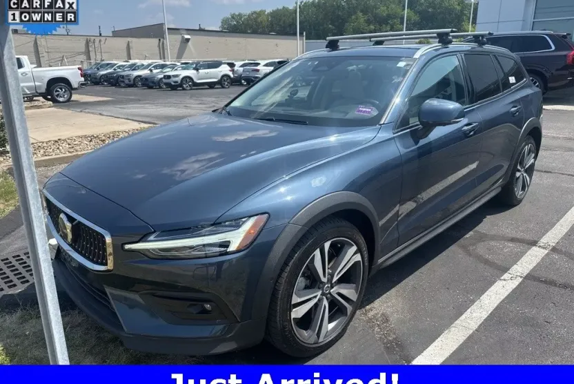 2023 Volvo V60 Cross Country B5 AWD Plus photo 1