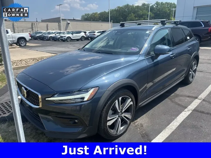2023 Volvo V60 Cross Country B5 AWD Plus photo 1