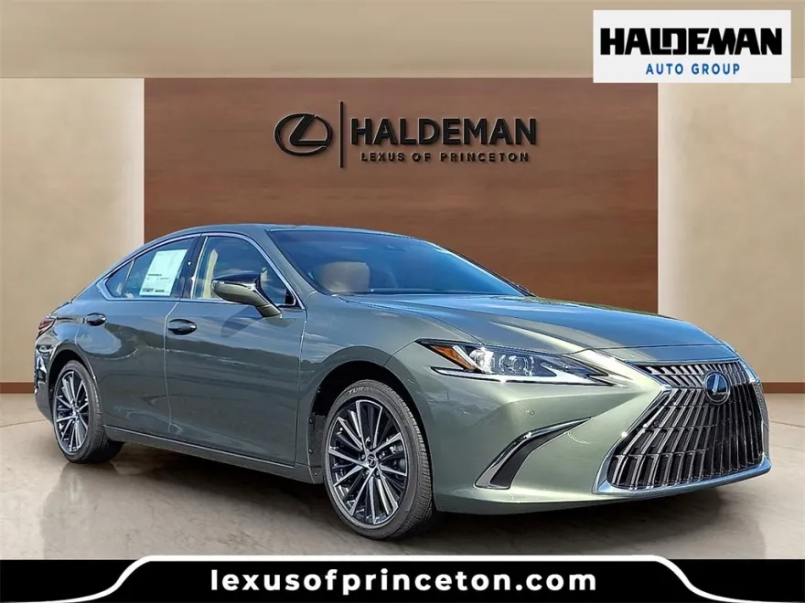 2025 Lexus ES 300h photo 1