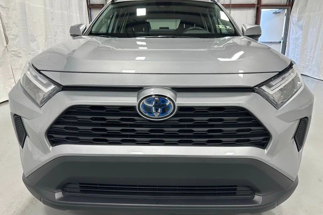 2024 Toyota RAV4 Hybrid XLE photo 1