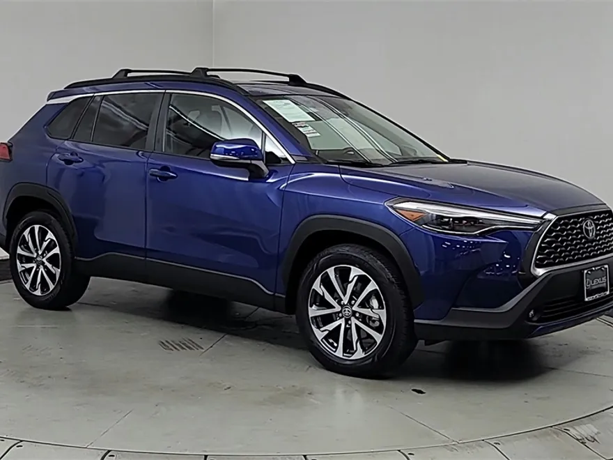 2023 Toyota Corolla Cross XLE photo 1