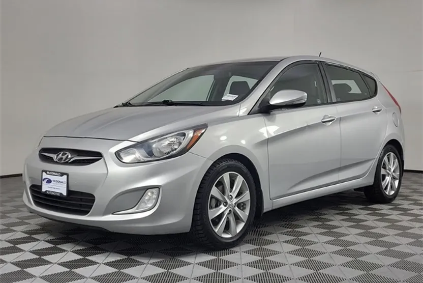 2013 Hyundai Accent SE photo 1