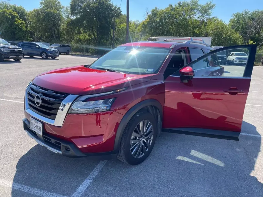 2024 Nissan Pathfinder SL photo 1