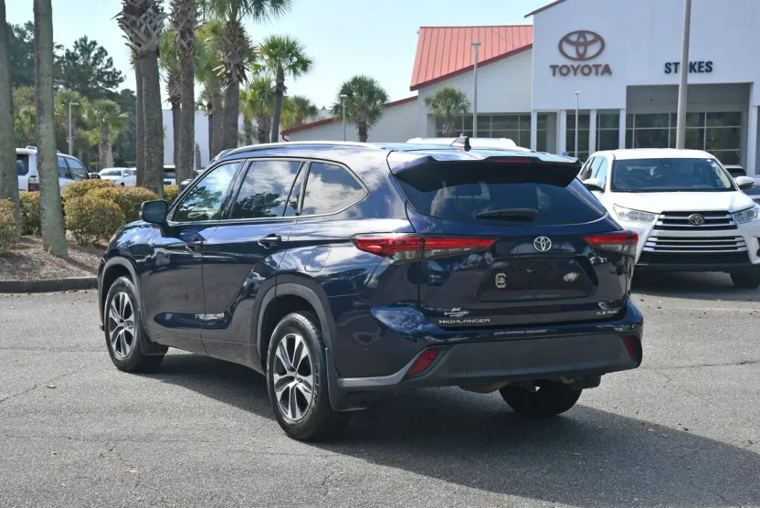 2021 Toyota Highlander XLE photo 1