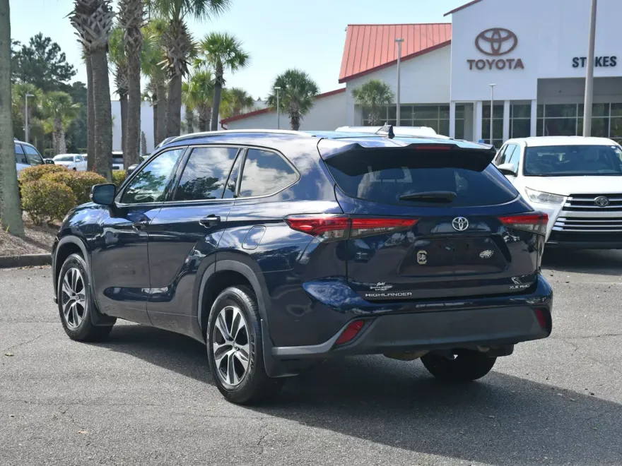 2021 Toyota Highlander XLE photo 1