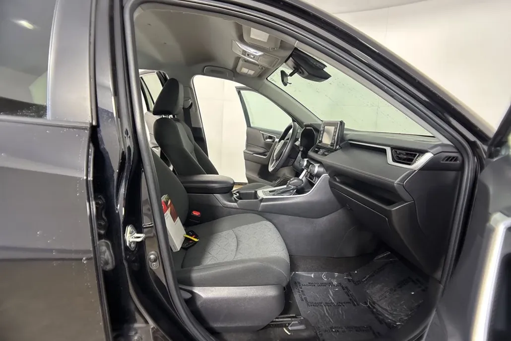 2022 Toyota RAV4 XLE photo 1