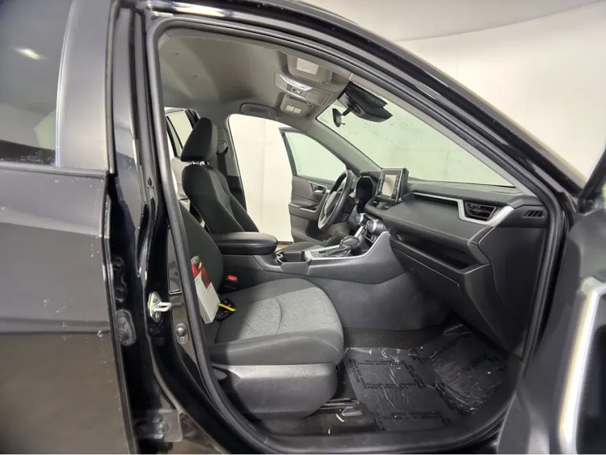 2022 Toyota RAV4 XLE photo 1