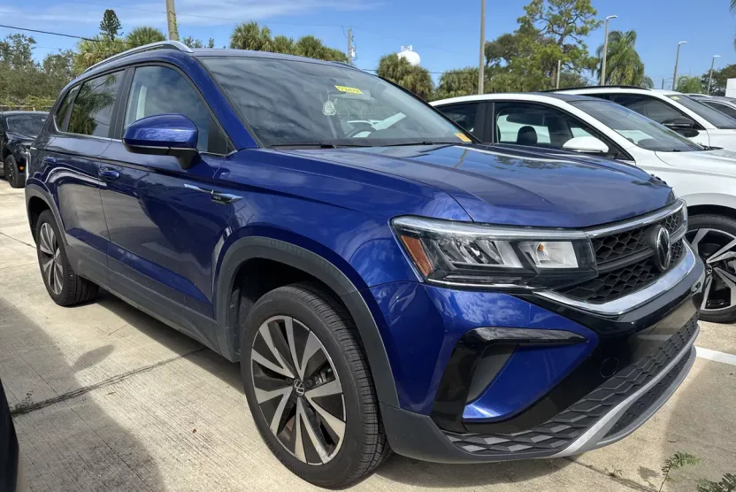 2022 Volkswagen Taos SE photo 1