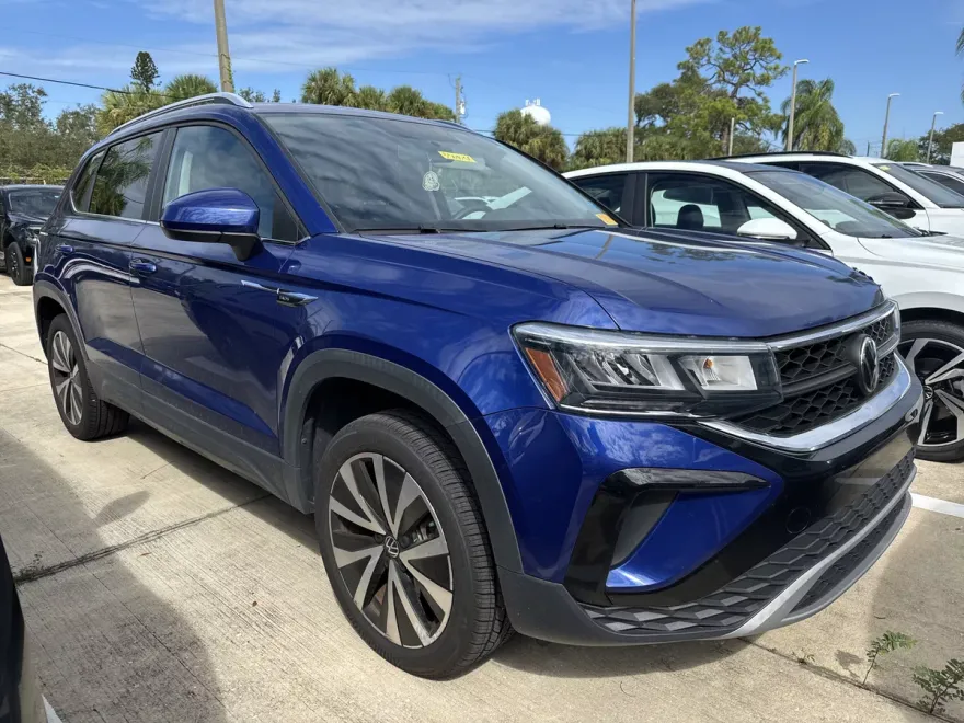 2022 Volkswagen Taos SE photo 1
