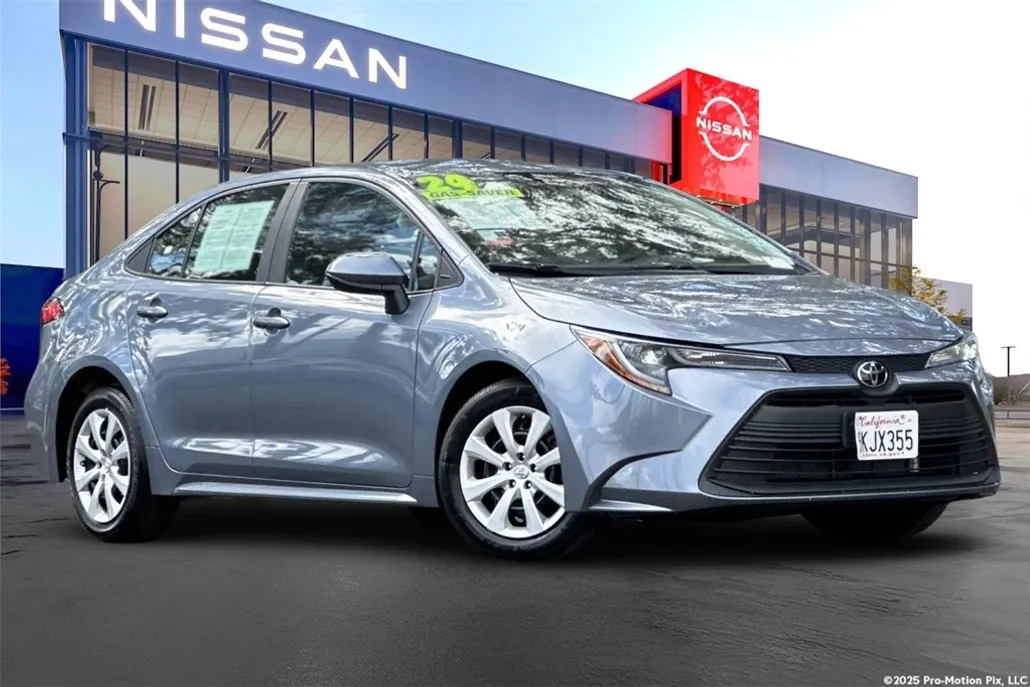 2024 Toyota Corolla LE photo 1