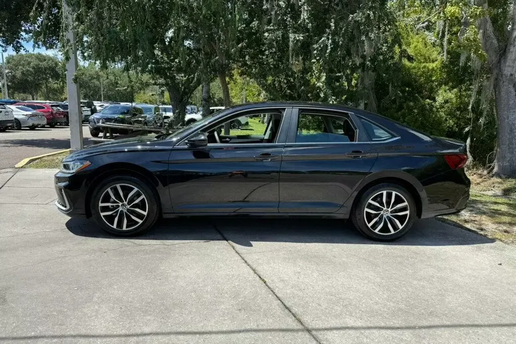 2025 Volkswagen Jetta SE photo 1