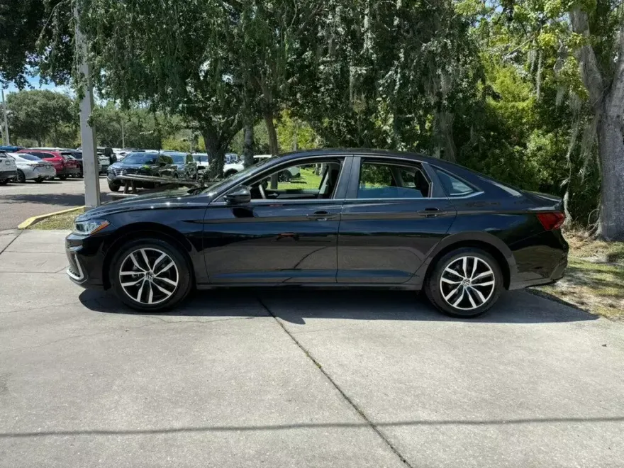 2025 Volkswagen Jetta SE photo 1