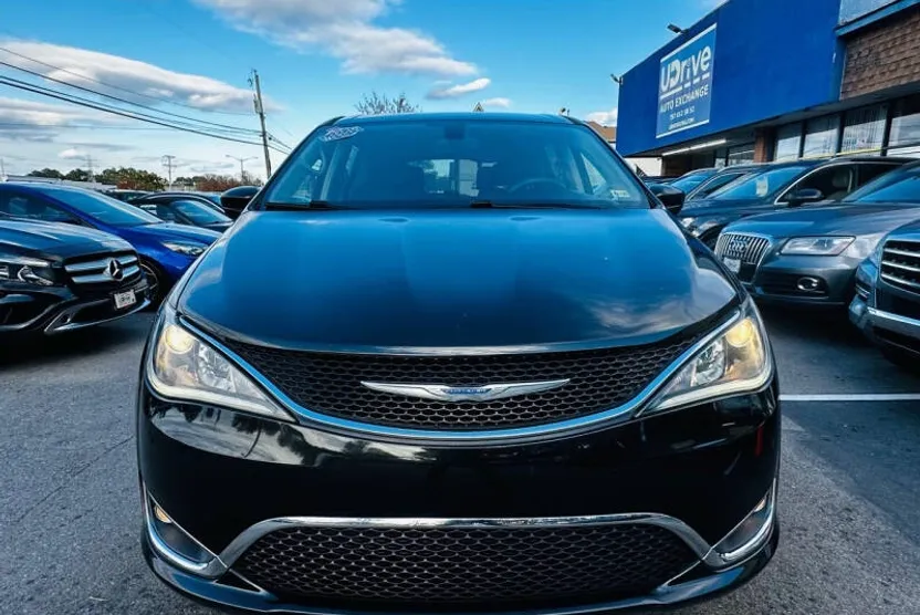 2017 Chrysler Pacifica Touring Plus photo 1