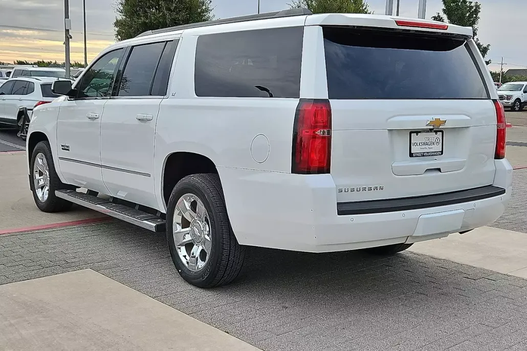 2017 Chevrolet Suburban LT photo 1