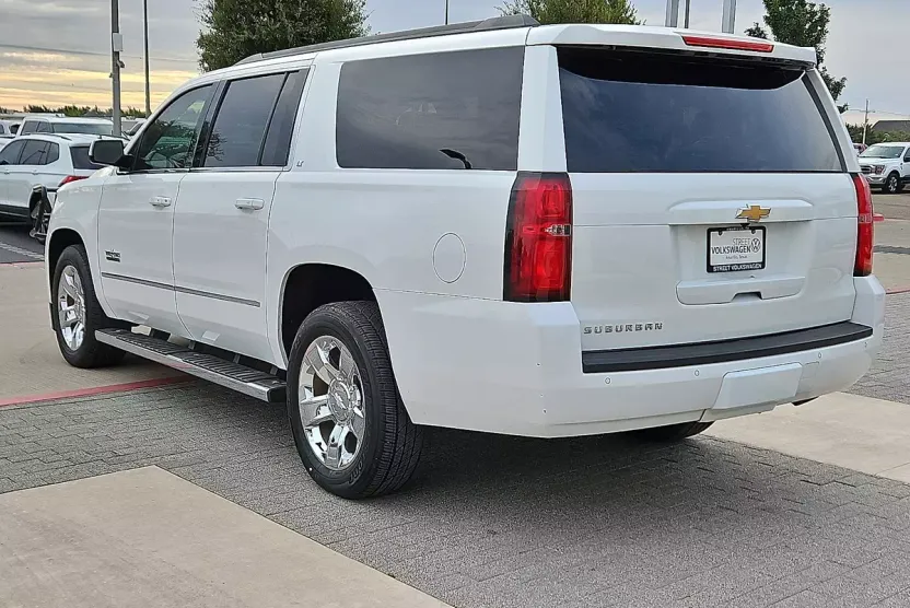 2017 Chevrolet Suburban LT photo 1