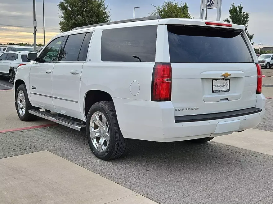2017 Chevrolet Suburban LT photo 1