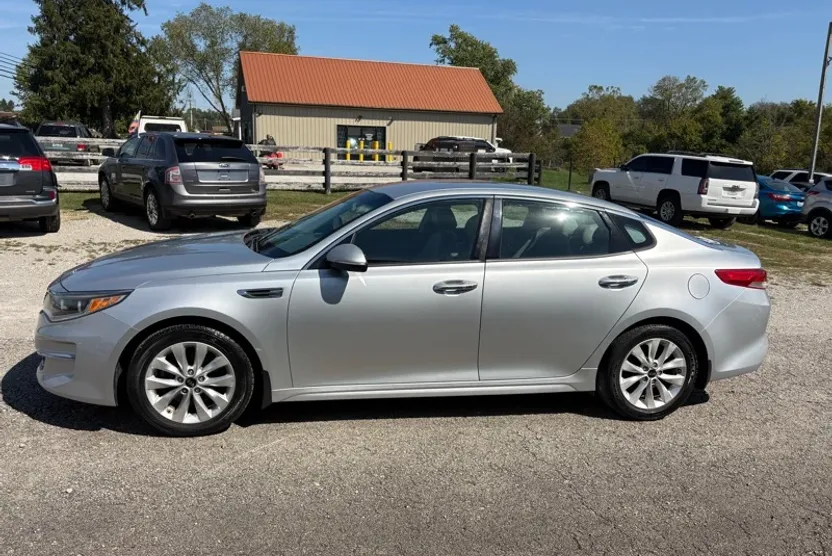 2016 Kia Optima EX photo 1