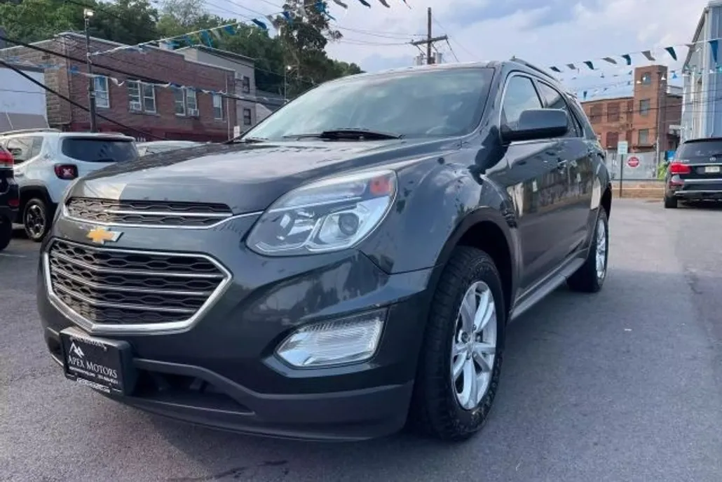 2017 Chevrolet Equinox LT photo 1