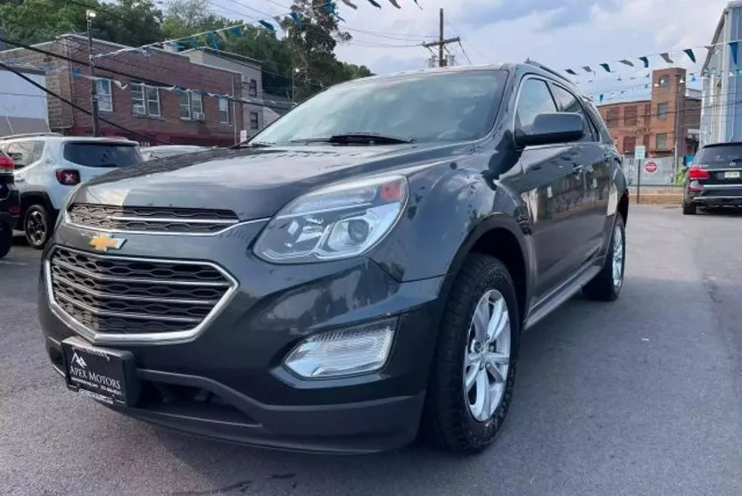 2017 Chevrolet Equinox LT photo 1