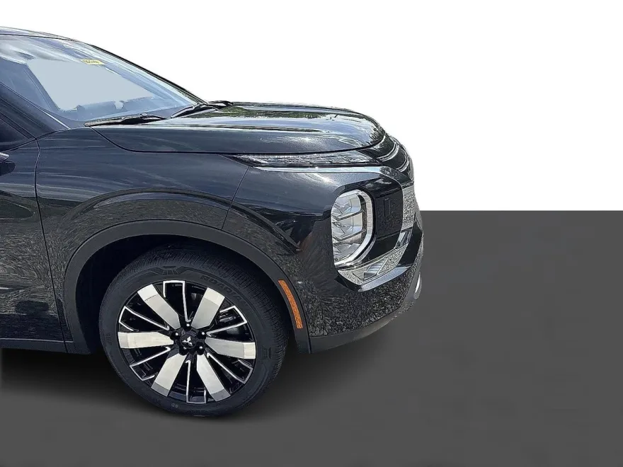 2025 Mitsubishi Outlander SE photo 1