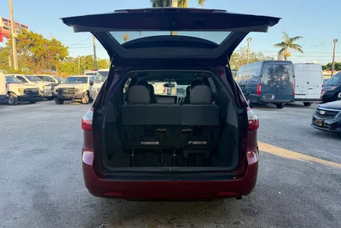 2015 Toyota Sienna LE photo 2