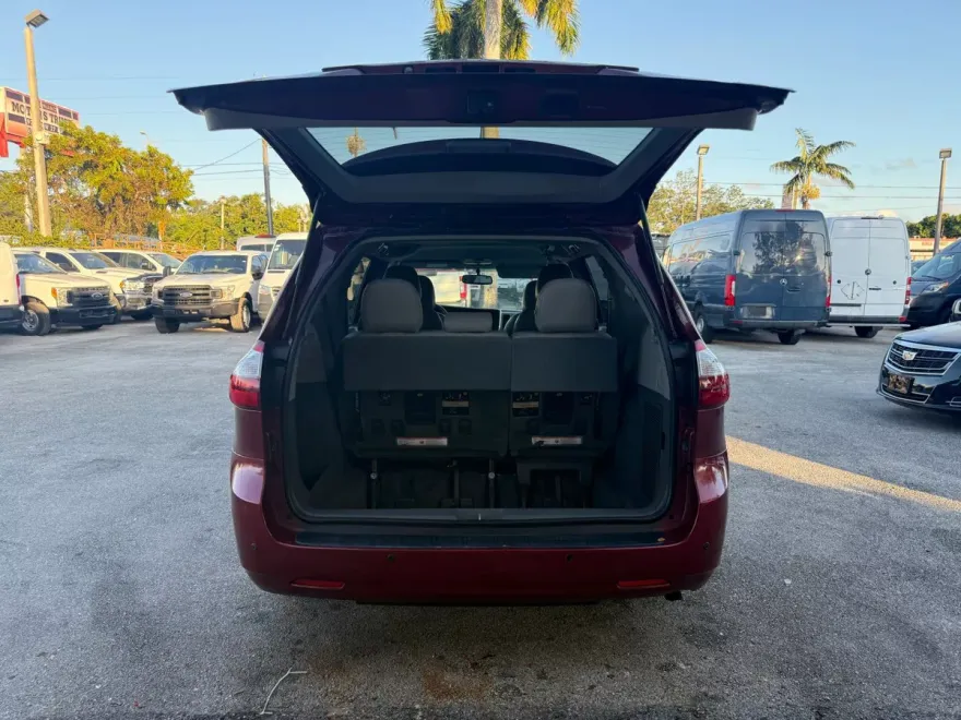 2015 Toyota Sienna LE photo 2