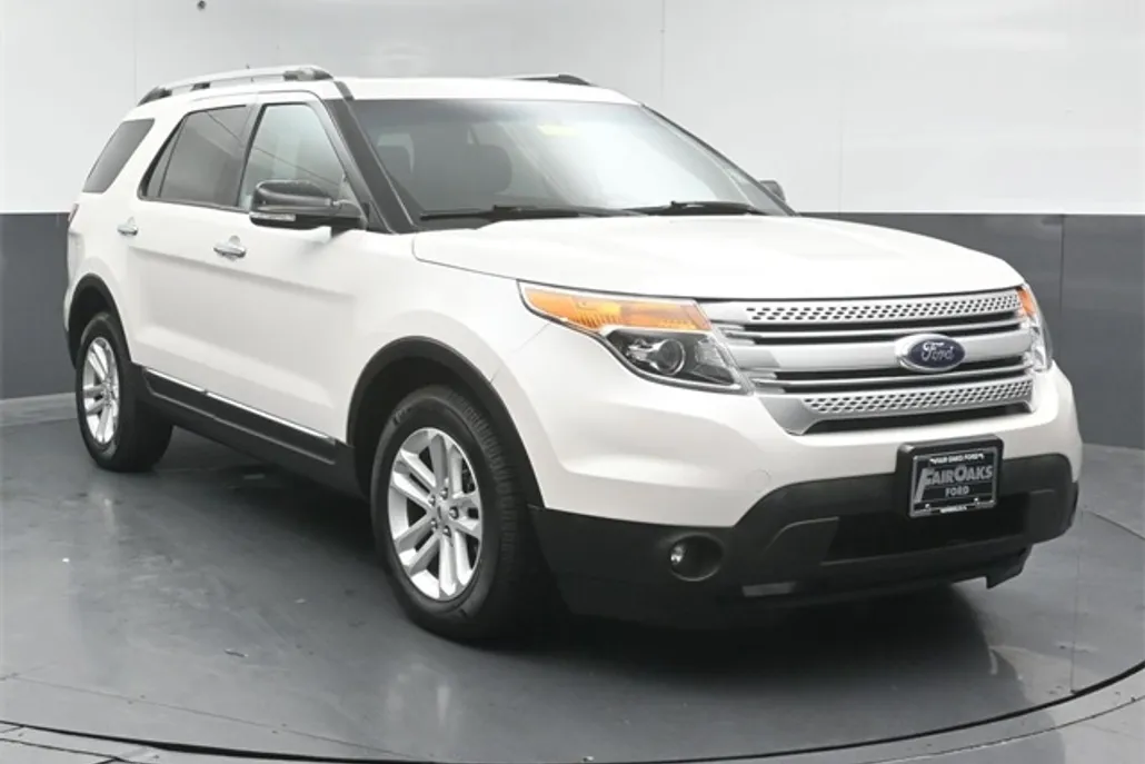 2015 Ford Explorer XLT photo 1