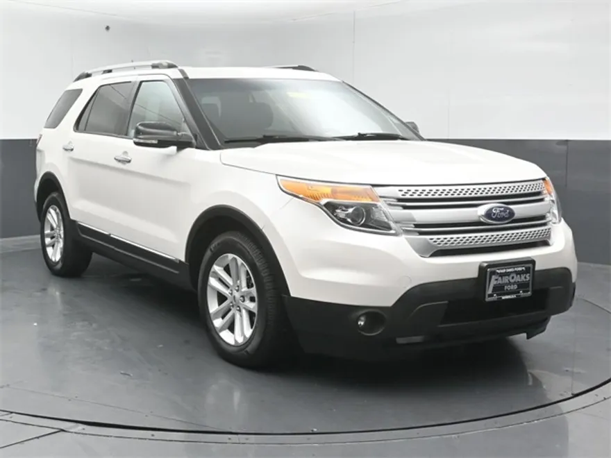 2015 Ford Explorer XLT photo 1