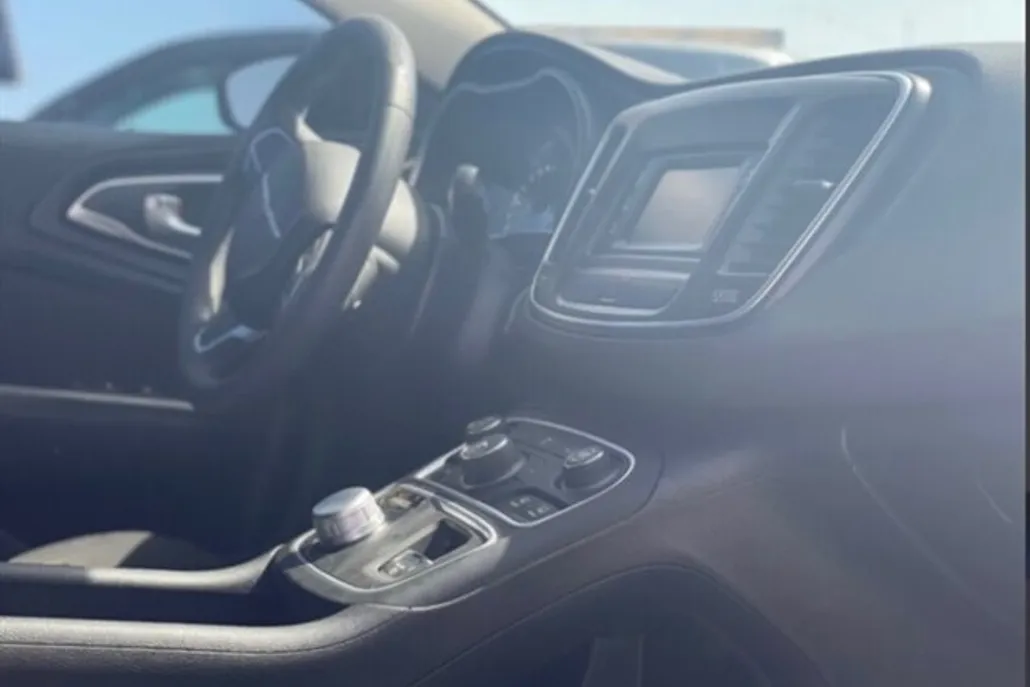 2016 Chrysler 200 Limited photo 1