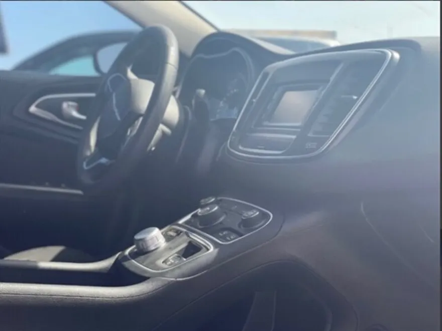 2016 Chrysler 200 Limited photo 1