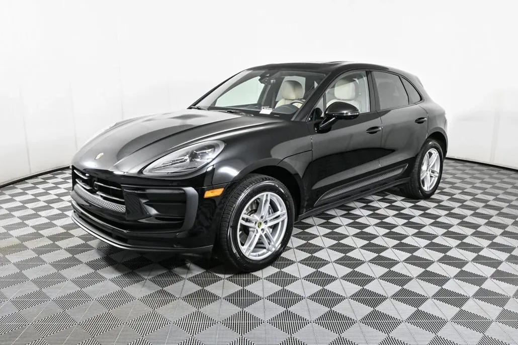 2025 Porsche Macan T photo 1