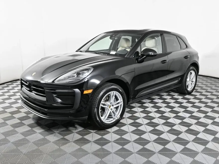 2025 Porsche Macan T photo 1