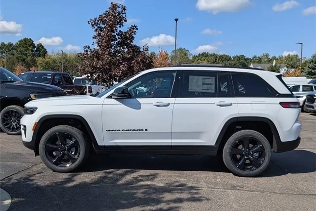 2025 Jeep Grand Cherokee Altitude photo 1