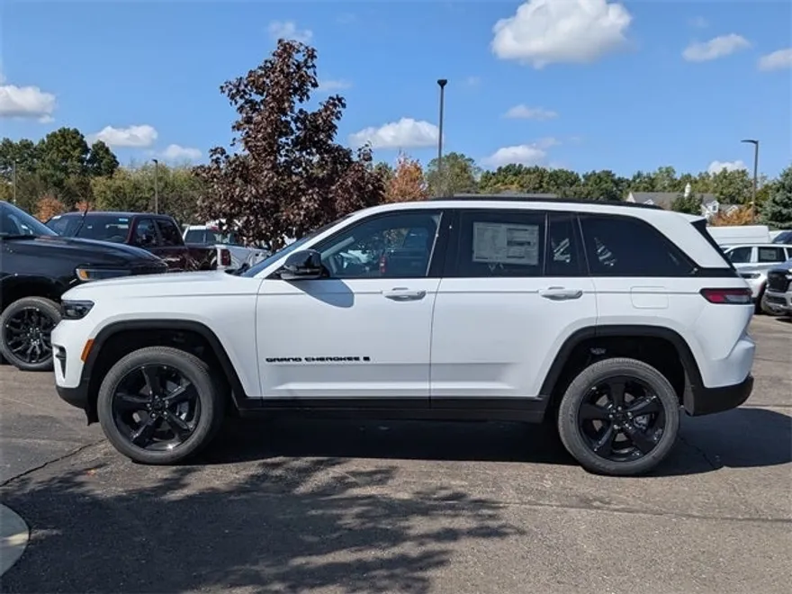 2025 Jeep Grand Cherokee Altitude photo 1