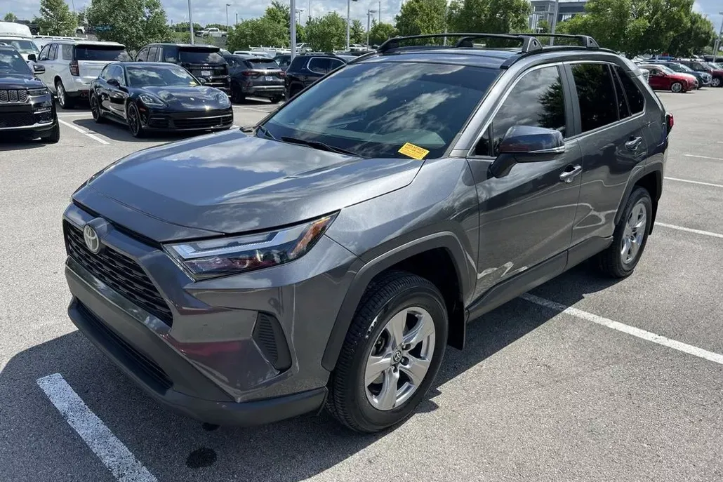 2023 Toyota RAV4 XLE photo 1