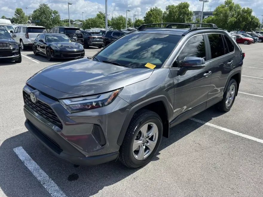 2023 Toyota RAV4 XLE photo 1