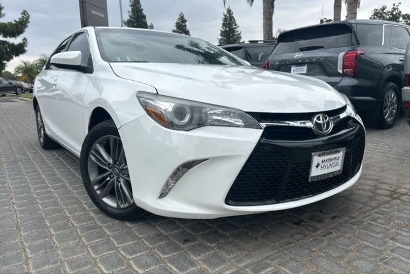 2017 Toyota Camry SE photo 1
