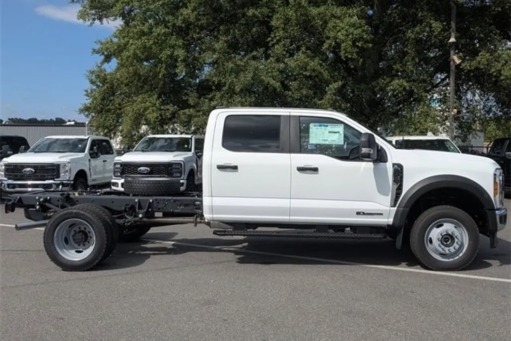 2025 Ford F-550 photo 1