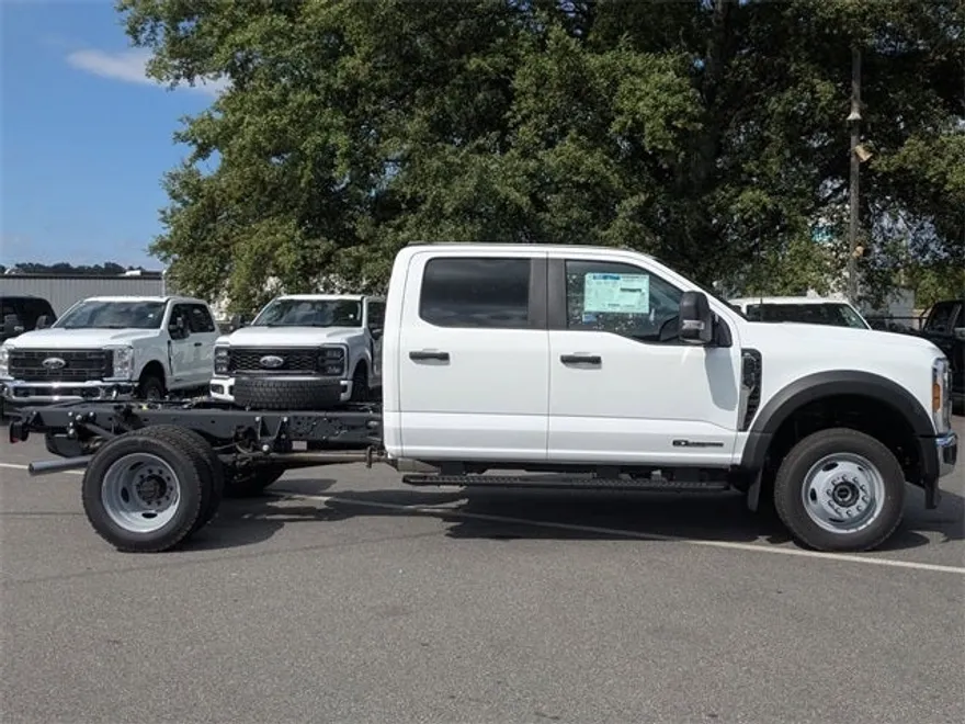 2025 Ford F-550 photo 1