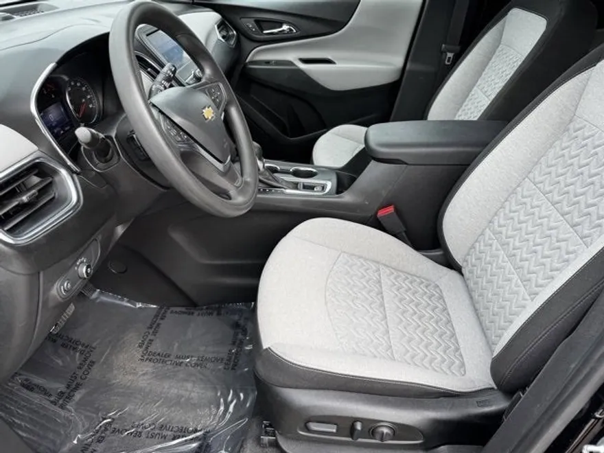2023 Chevrolet Equinox LT photo 1