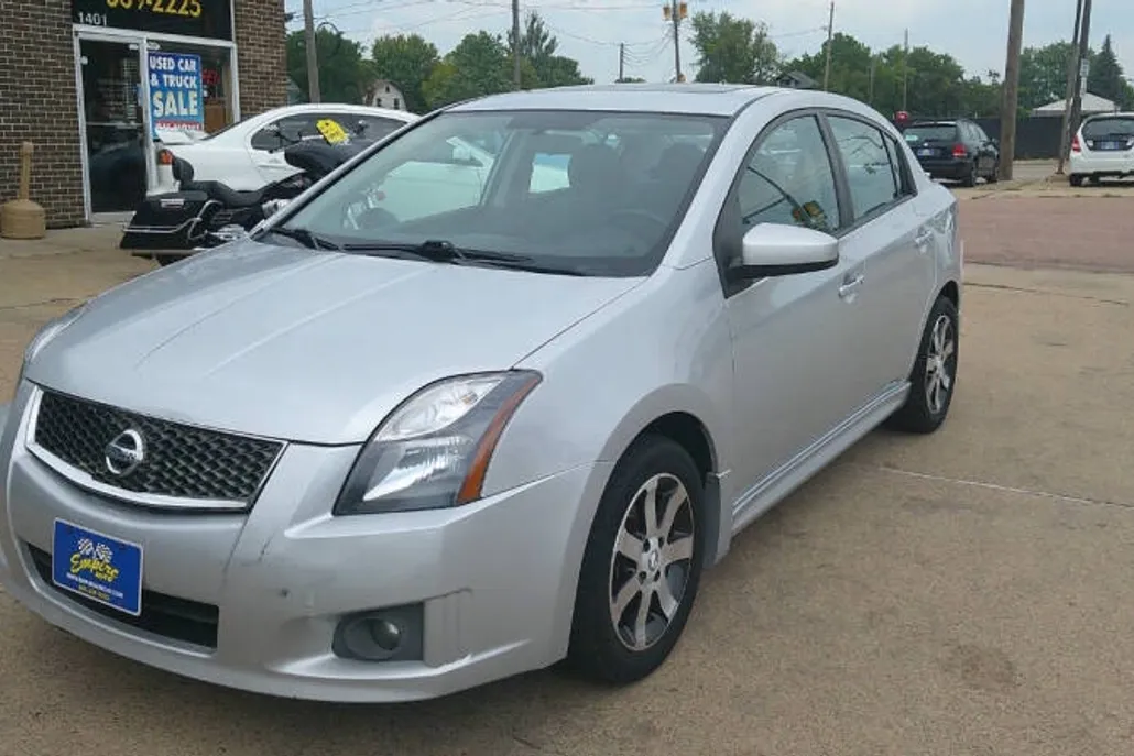 2011 Nissan Sentra 2.0 SR photo 1