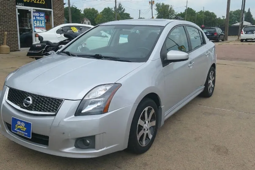 2011 Nissan Sentra 2.0 SR photo 1