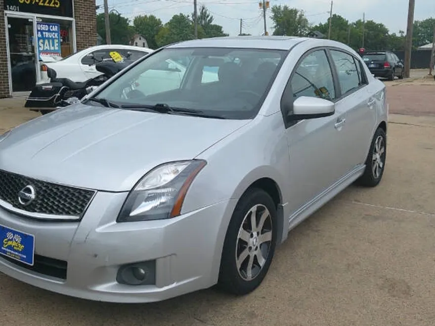 2011 Nissan Sentra 2.0 SR photo 1