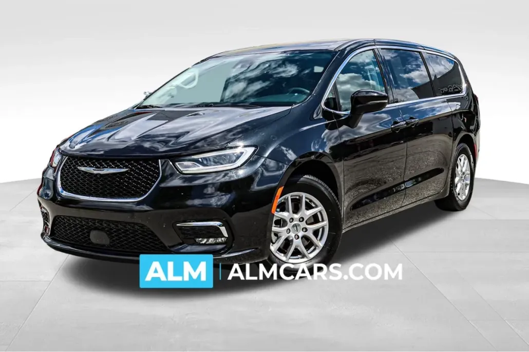 2023 Chrysler Pacifica Touring L photo 1