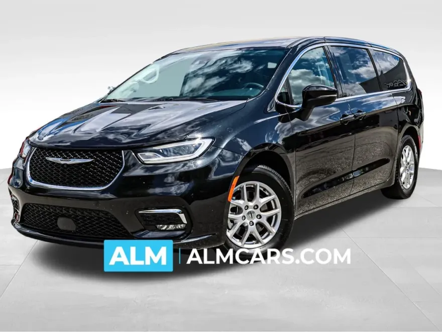 2023 Chrysler Pacifica Touring L photo 1