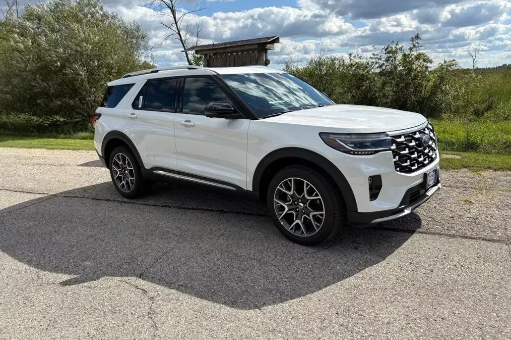 2025 Ford Explorer Platinum photo 1