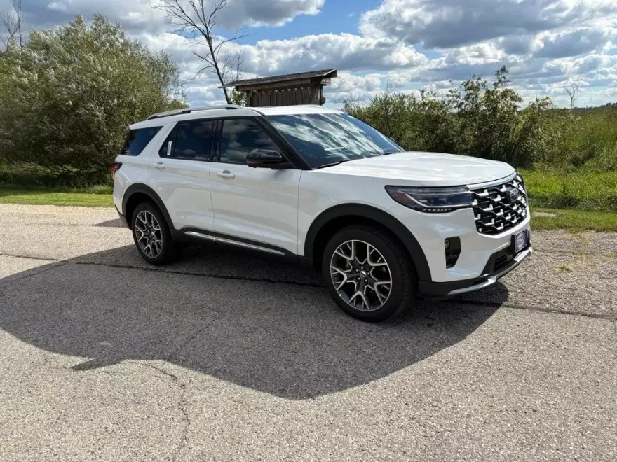 2025 Ford Explorer Platinum photo 1