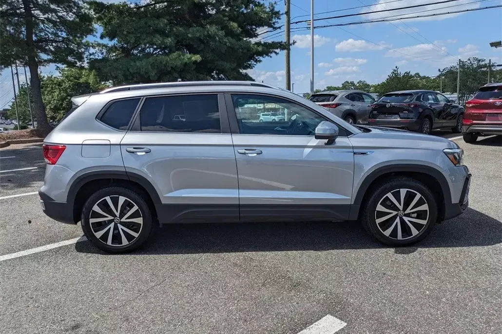 2023 Volkswagen Taos SE photo 1