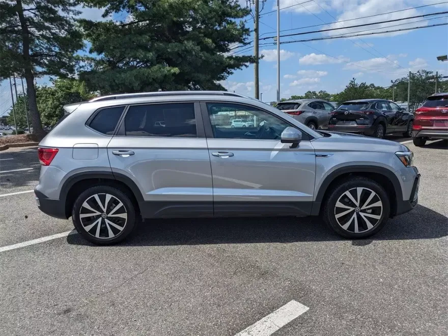 2023 Volkswagen Taos SE photo 1