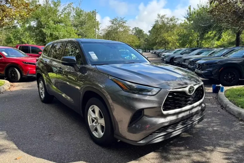 2022 Toyota Highlander L photo 1